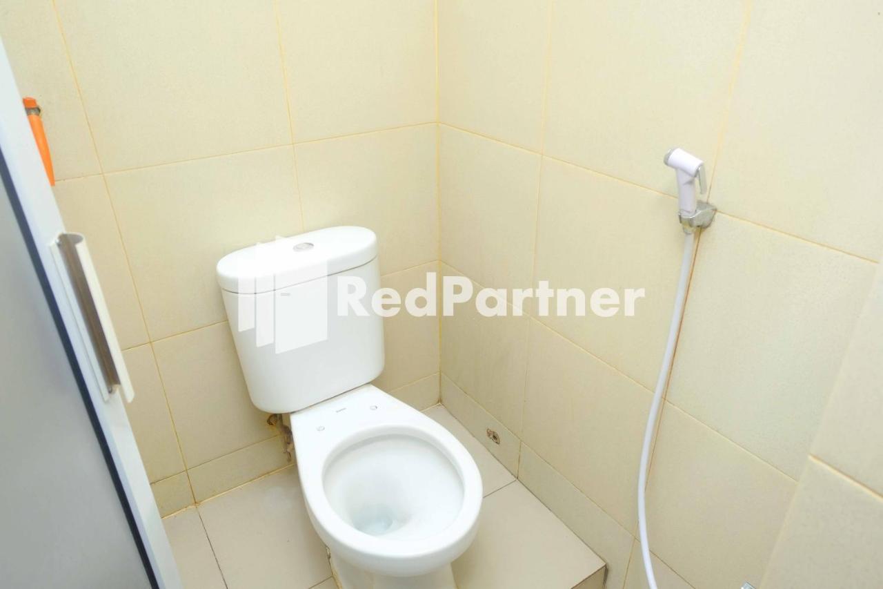 Hotel Transit 1 Makassar Redpartner ภายนอก รูปภาพ