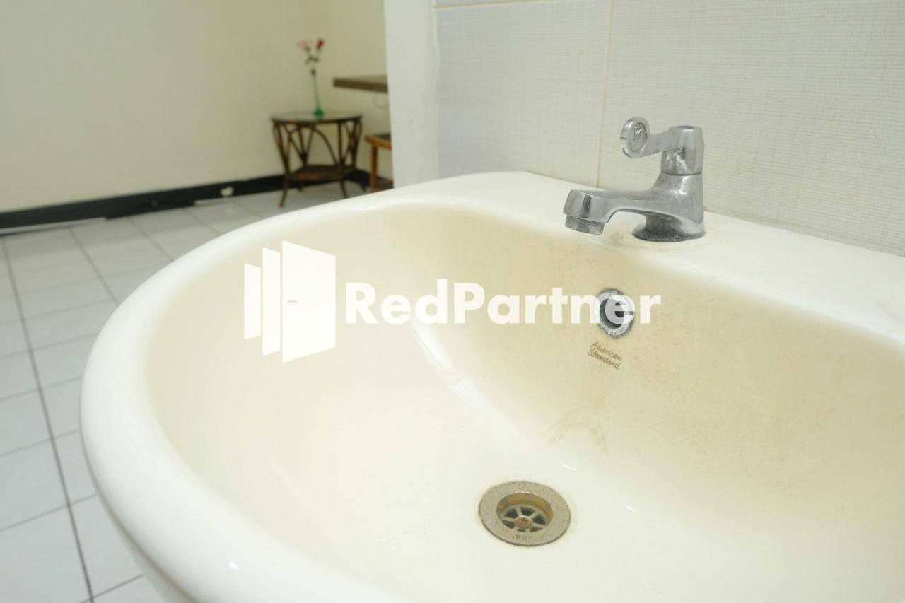 Hotel Transit 1 Makassar Redpartner ภายนอก รูปภาพ